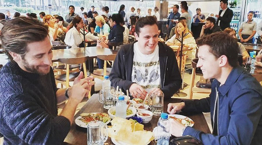 Los actores comieron tacos en un restaurante de la Ciudad de México.
