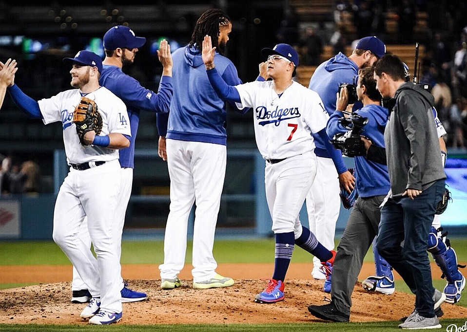 Julio Urías logró su primer salvamento en Grandes Ligas