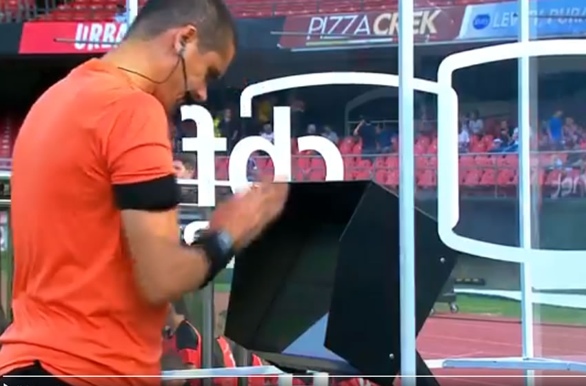 El árbitro Ricardo Marques Ribeiro, al momento de revisar el VAR.