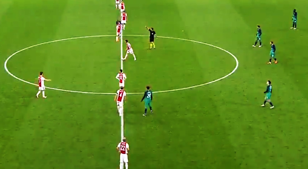 Así fue la formación escopeta del Ajax en la última jugada de la Semifinal ante el Tottenham. (Foto: Especial)