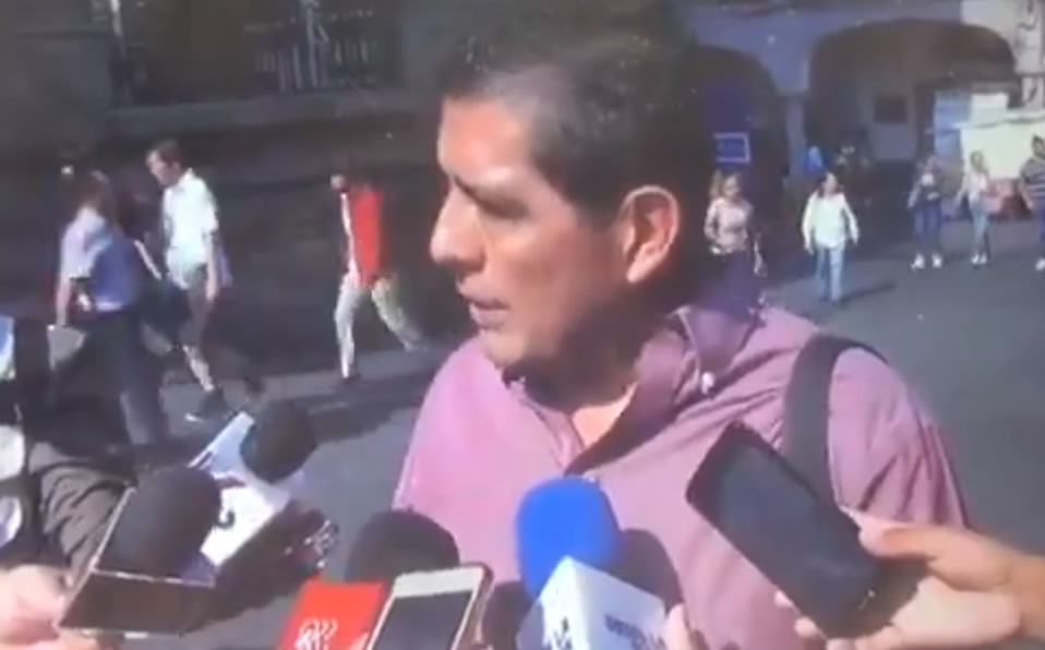 Gilberto Alcalá daba entrevista cuando se dio el incidente en la Plaza de Armas de Cuernavaca. (Foto: Especial)