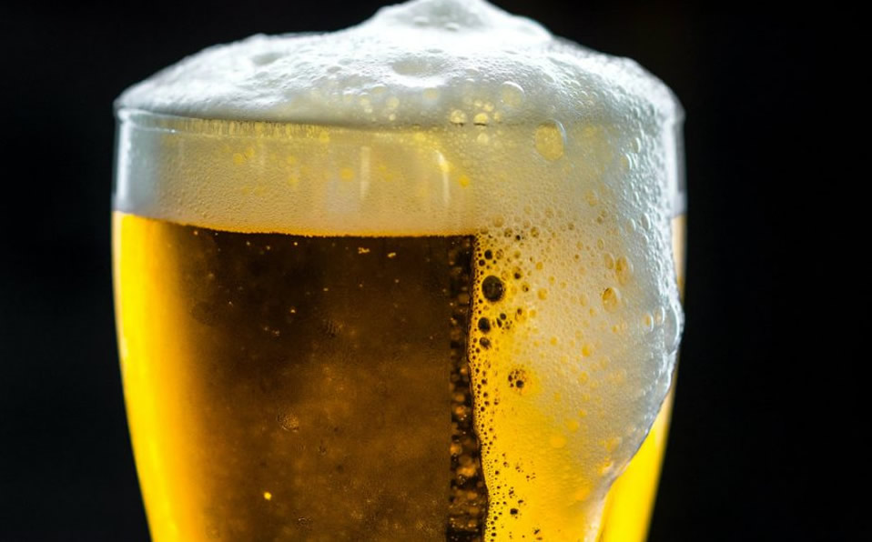 El concurso consisitió en tomarse una cerveza de un litro lo más rápido posible. (Especial)