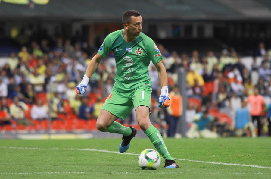 Marchesín se mantuvo en el campo pese al golpe. (Foto: imago 7)