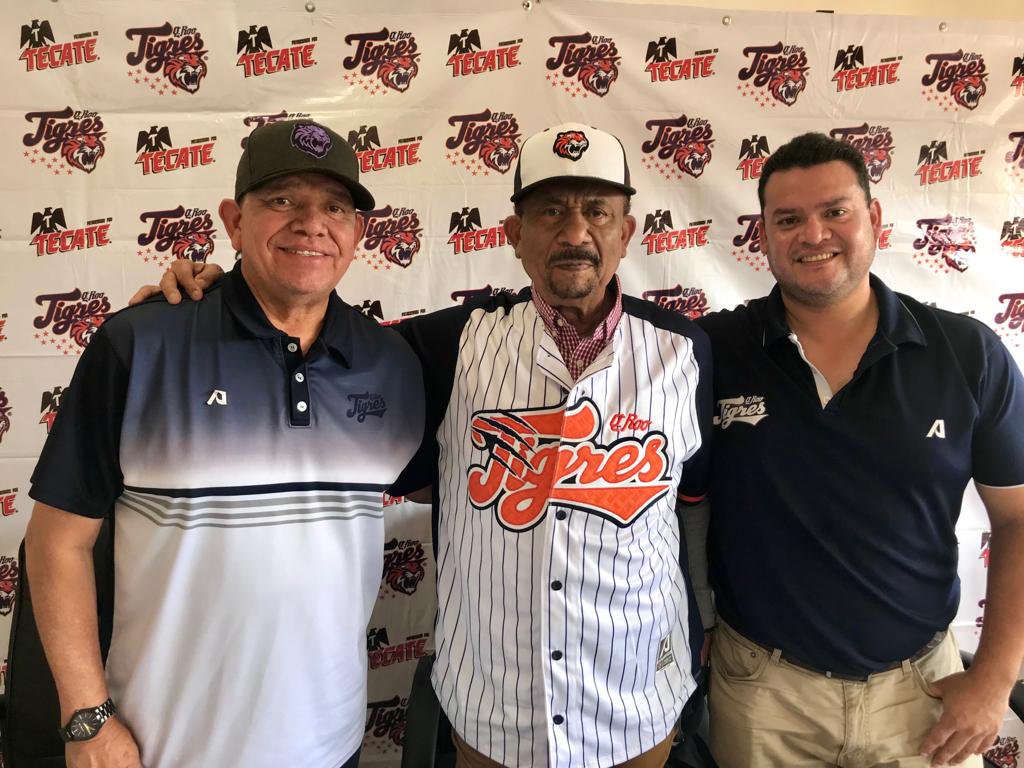 Sommers posa junto a Fernando Valenzuela padre e hijo, directivos del equipo (Foto: @Serpentineros)