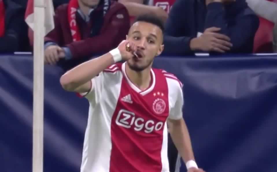 Ziyech comiendo un gel energetizante durante el partido. (especial)