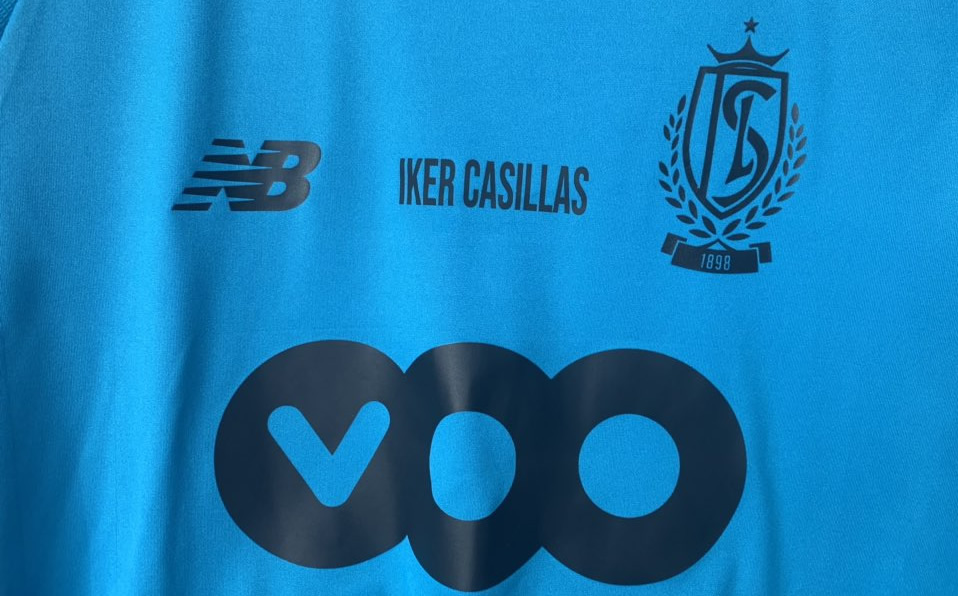 Ochoa usó el jersey durante el juego ante el Gent de este viernes. (Foto: @Standard_RSCL)