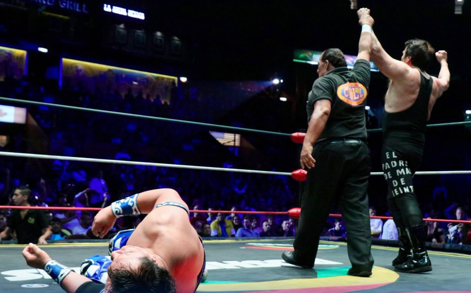 Máscara Año 2000 aprovechó una distracción del réferi para conectar golpe prohibido. (Foto: @CMLL_OFICIAL)