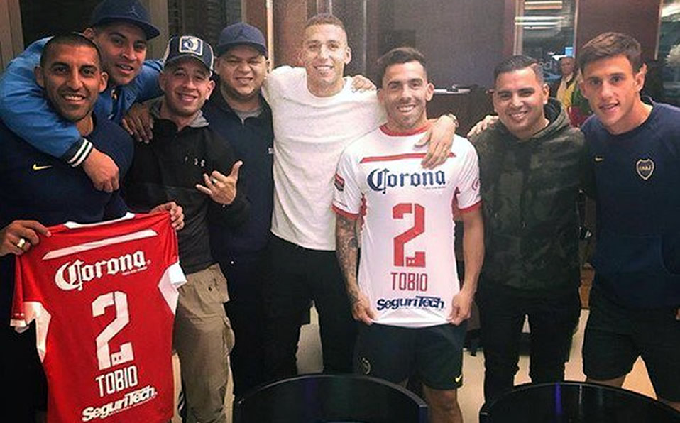 Carlos Tévez luce la camiseta blanca del Toluca. (@FernandoTobio2)