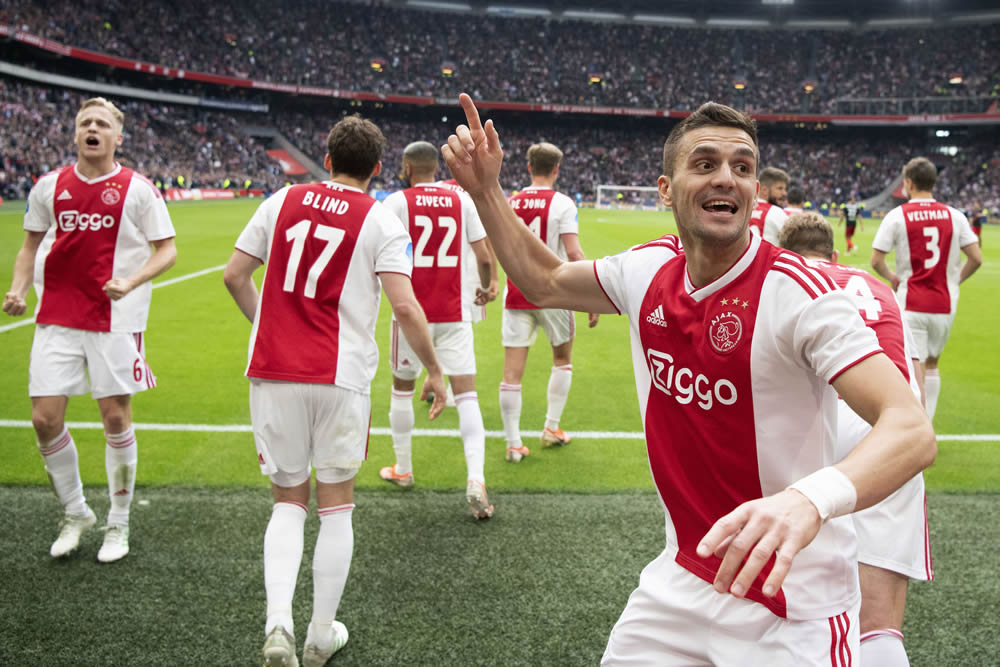 La celebración  al doble tras la goleada y virtual título. (AFP)