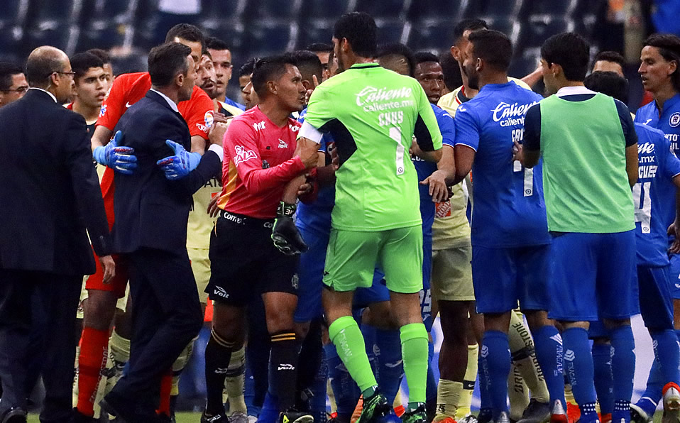 Los empujones e insultos luego de la eliminación del Cruz Azul. (Imago7)