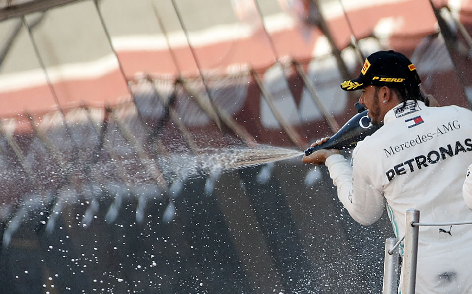 La celebración de Hamilton con el espumoso en el podio. (AFP)