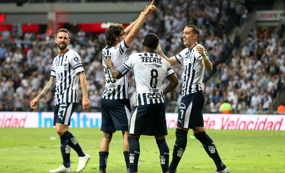 Pizarro, autor del triunfo, es felicitado por su compañeros. (Foto: Imago7)
