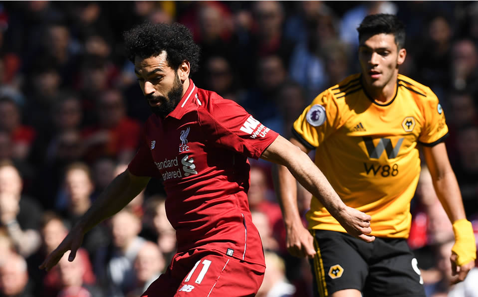 Salah y Jiménez en acción. (AFP)