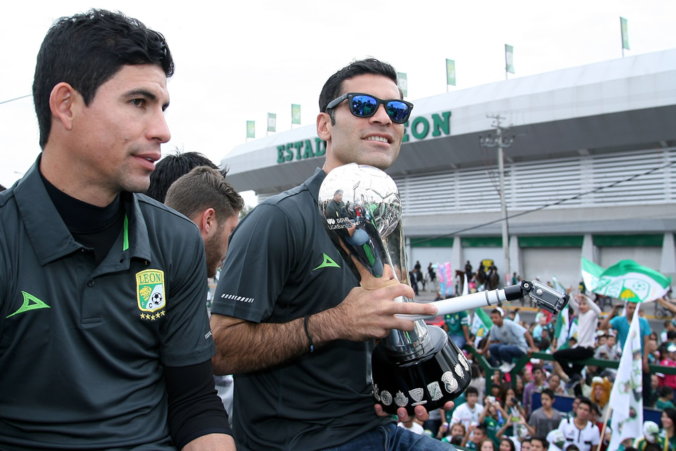 El Káiser presumió el trofeo en el desfile oficial por la ciudad de León a finales del 2013. (Foto: Mexsport)