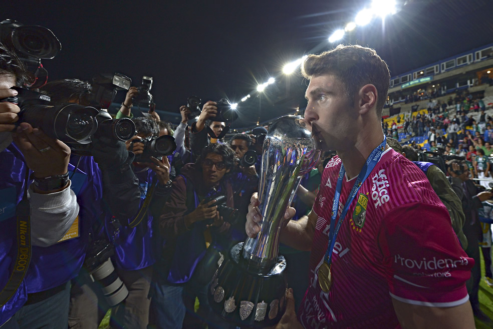 Mauro Boselli, el segundo máximo goleador en la historia del club, con el trofeo del C2014. (Foto: Mexsport)