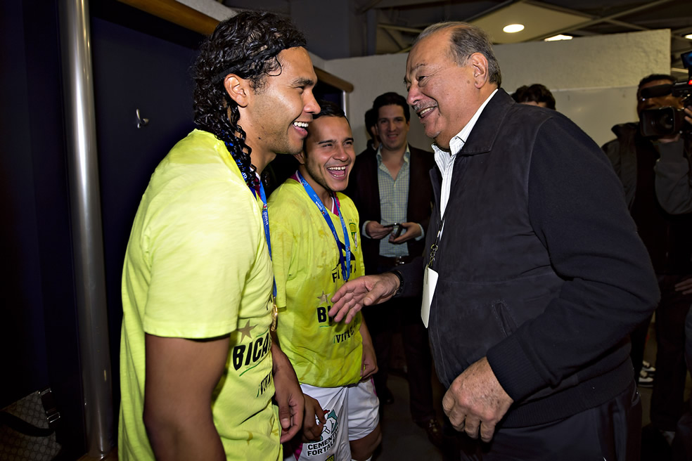 ¡Hasta Carlos Slim festejó! Aquí con el Gullit Peña y Chapo Montes. (Foto: Mexsport)