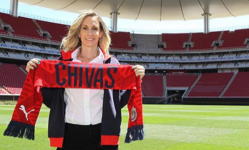 Nelly Simón firma contrato como directora deportiva de Chivas Femenil.