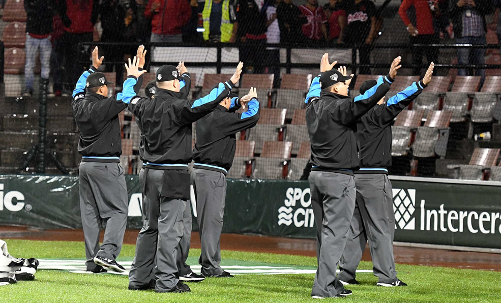 Los umpires notifican que el juego es suspendido o cancelado. (Foto: Enrique Gutiérrez)