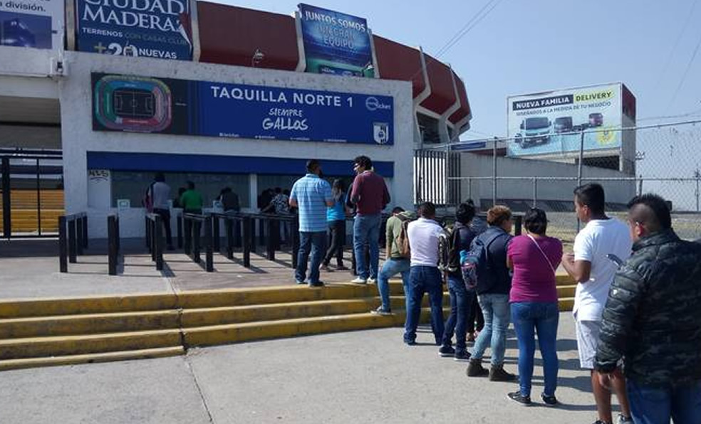 Algunos aficionados queretanos acudieron a las taquillas del Estadio Corregidora. (Foto: Especial)