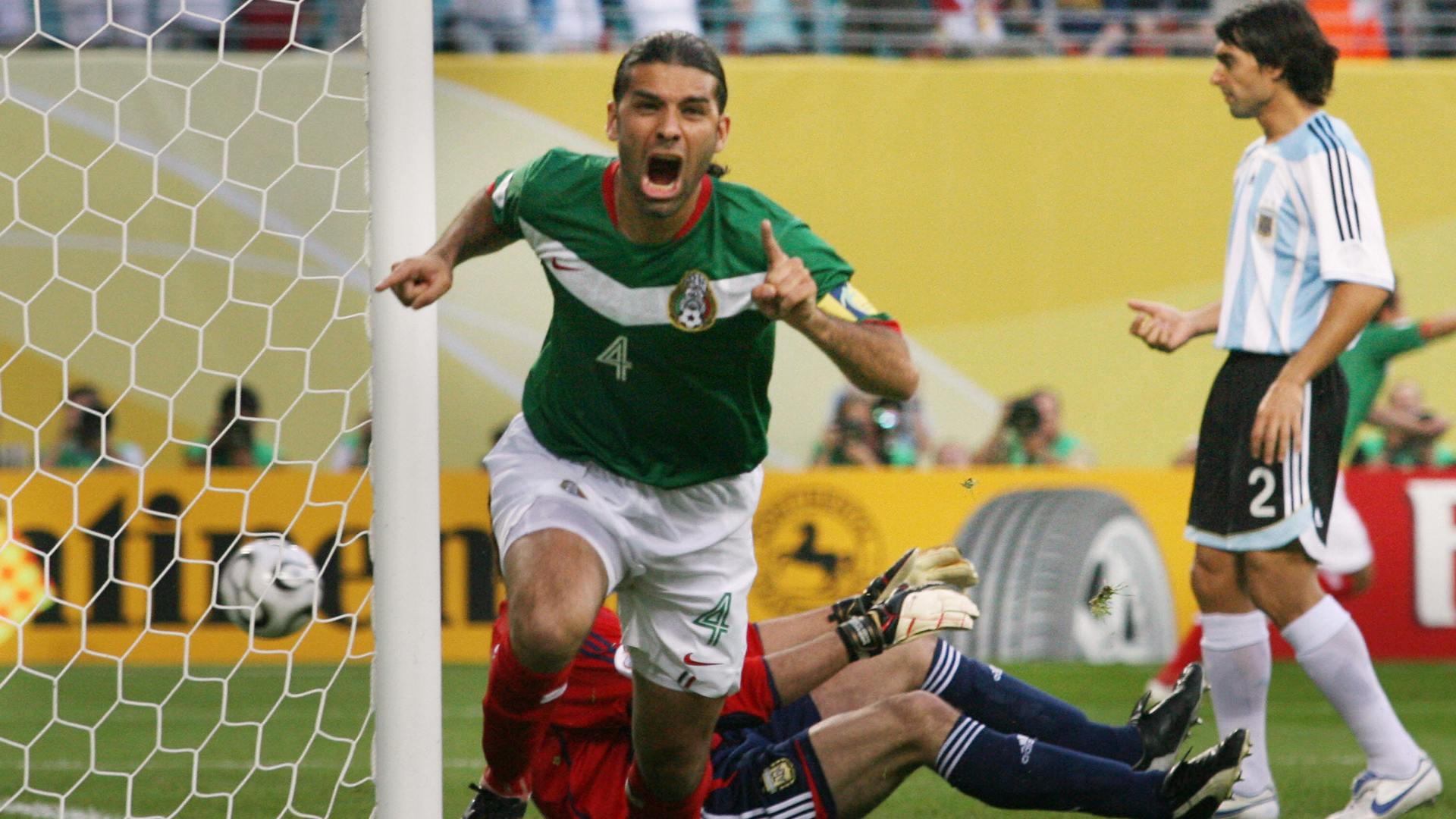 Con Selección Mexicana jugó 148 partidos, marcó 15 goles y jugó 5 Copas del Mundo, un récord.