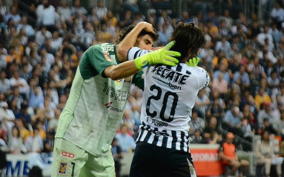 No es la primera vez que el arquero de Tigres recurre a los besos en la Liga MX. (Foto: Eduardo Ortega Charles)