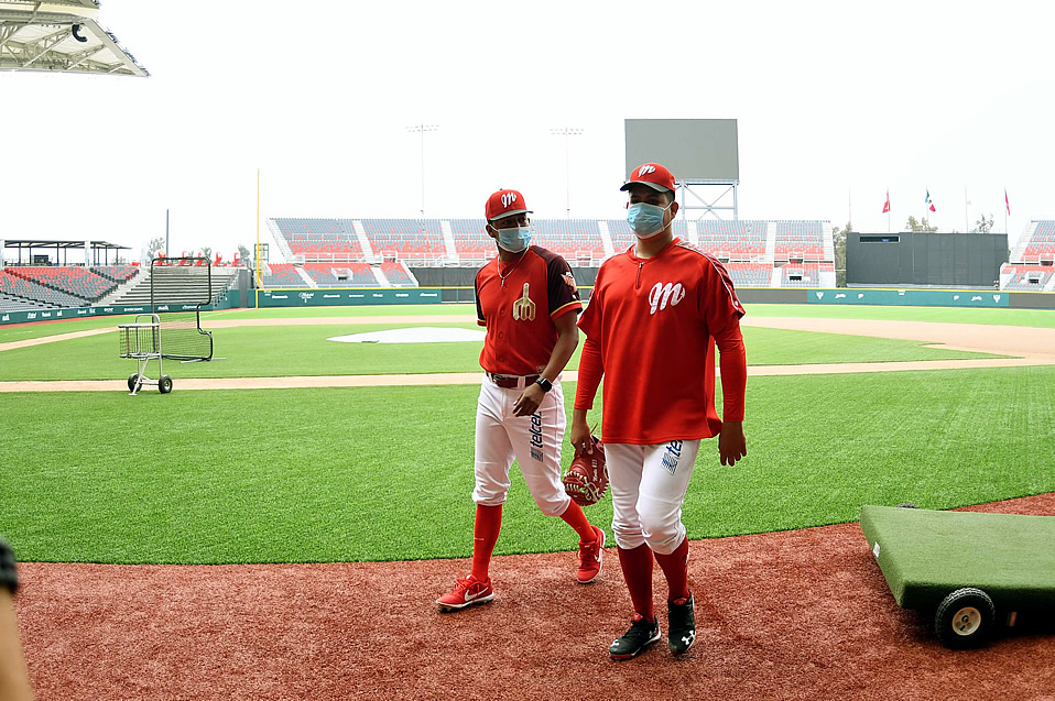 Algunos lanzadores tuvieron que salir por momentos para soltar el brazo en el bullpen