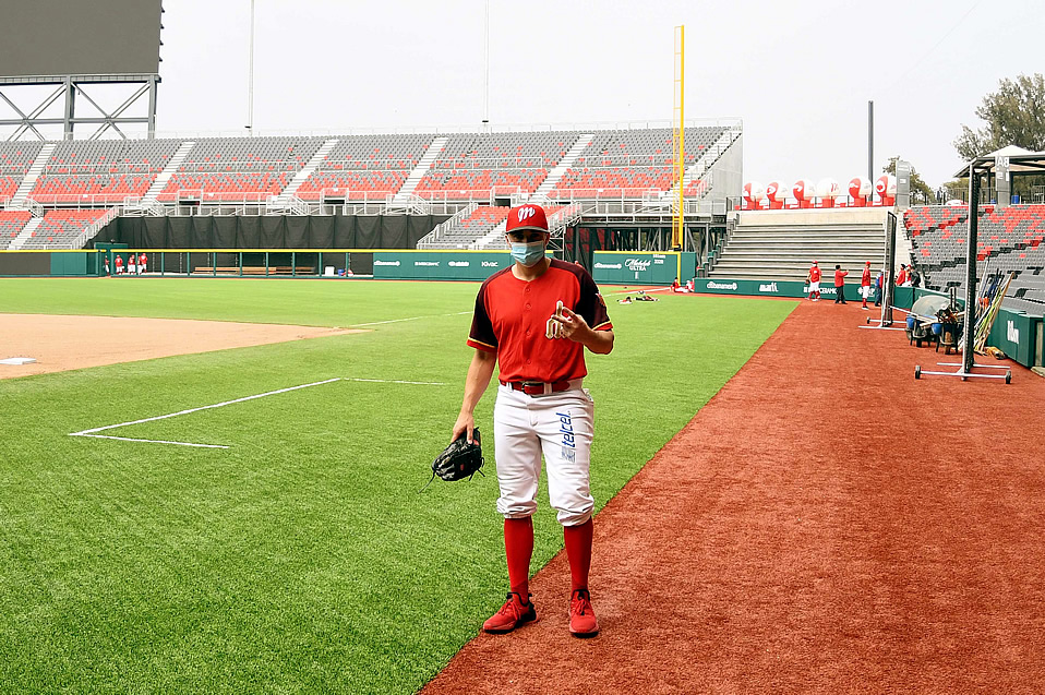 El pitcher Patrick Johnson fue uno de los que salió por unos minutos para soltar el brazo