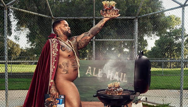 Prince Fielder posó en un pequeño campo de beisbol