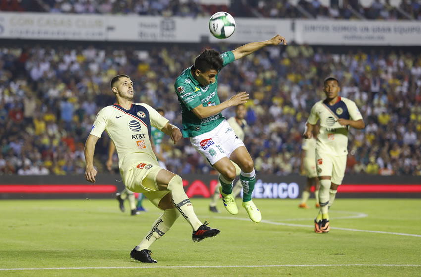 Rodríguez puntea el balón, pero primero le pega a en la cabeza a Ángel Mena. (Imago7)