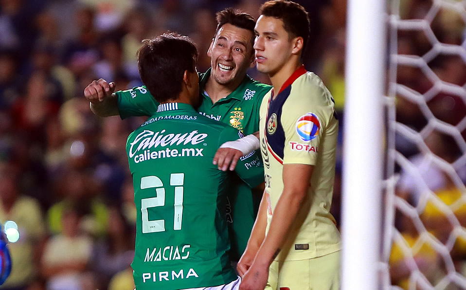 Rubens Sambueza y JJ Macías celebran el gol ante las Águilas. (Imago7)