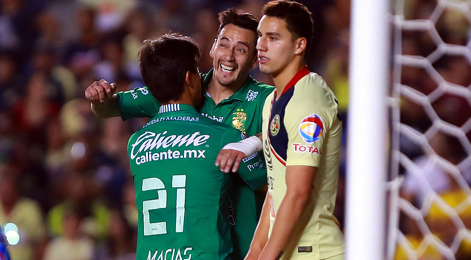 Rubens Sambueza y JJ Macías celebran el gol ante las Águilas. (Imago7)