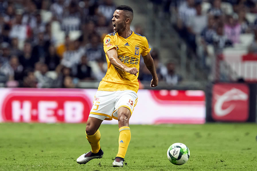 Rafael Carioca, molesto por el mal rendimiento de Tigres en la ida. (Foto: Mexsport)