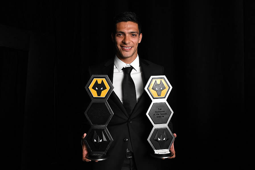 Raúl Jiménez fue reconocido por sus compañeros como el mejor de la temporada. (Foto: @WolvesEspanol)