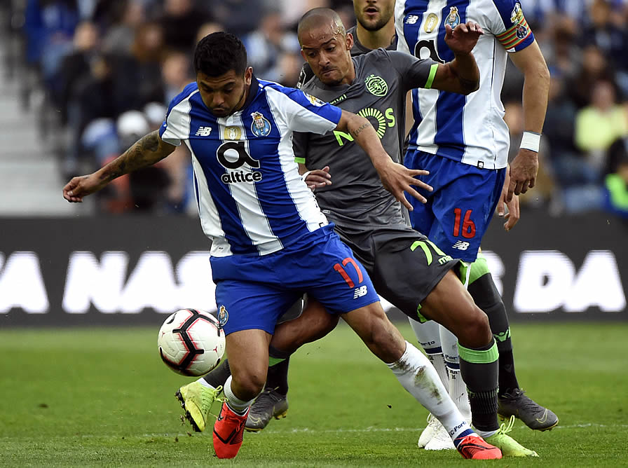 Jesús Corona desquició a lo largo del partido a los jugadores del Sporting. (Foto: AFP)