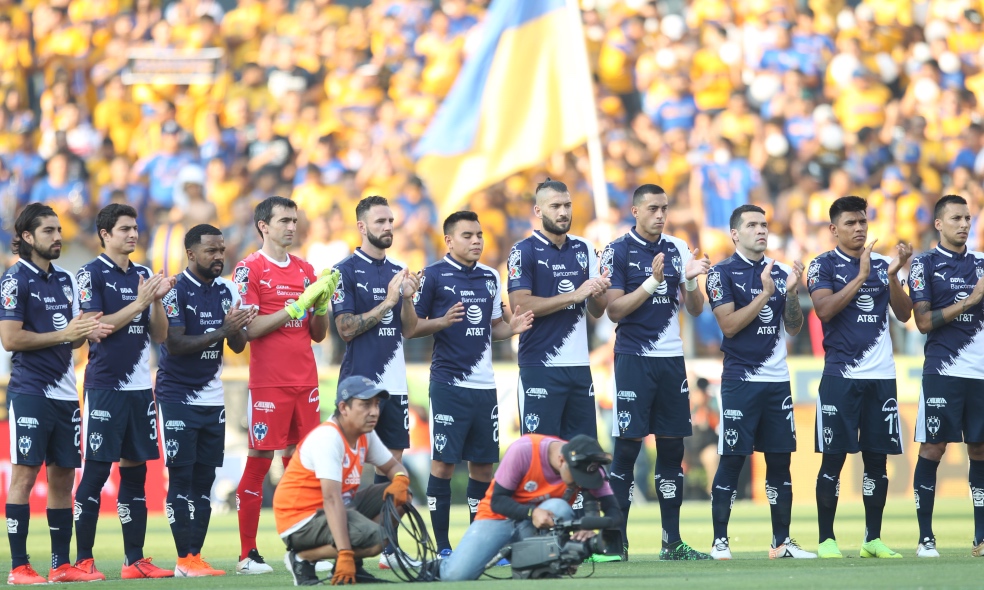 Jugadores de Monterrey en un minuto de aplausos en memoria a Osvaldo Batocletti. (Imago7)