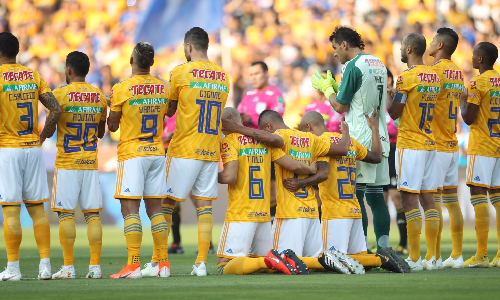 Jugadores de Tigres en un minuto de aplausos en memoria a Osvaldo Batocletti. (Imago7)