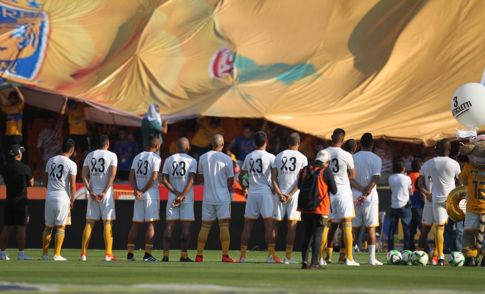 Jugadores de Tigres con la playera en memoria a Osvaldo Batocletti. (Imago7)
