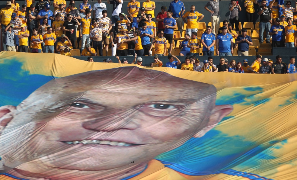 Manta gigante dedicada a Osvaldo Batocletti,