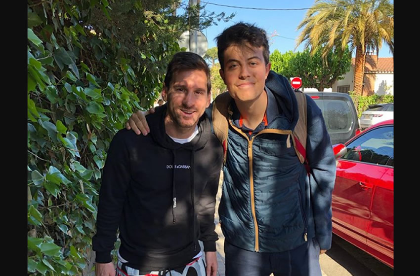 Messi accedió a tomarse una foto con un aficionado mientras caminaba por la calle. (Instagram)