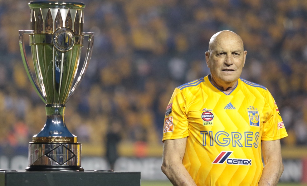 Trofeo de campeon de la Liga de Campeones de la Concacaf 2019 y Osvaldo Batocletti. (Foto: Imago7)