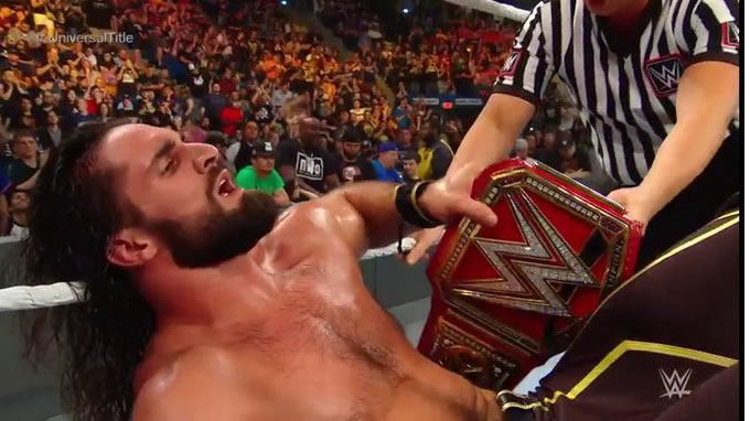 Seth Rollins tuvo una complicada defensa.