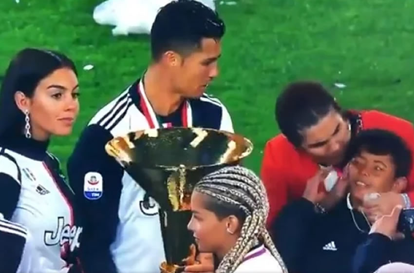 A Ronaldo se le resbaló el trofeo.