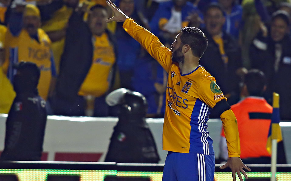 André-Pierre Gignac hace la "Miltonseñal" en un partido contra León en el 2016. (Imago7)