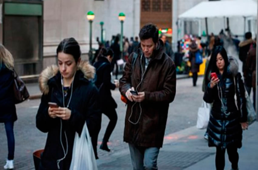 Textear mientras se camina podría acarrear consecuencias.