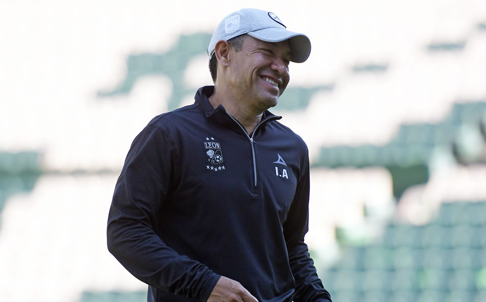 Vestidores como Chivas y América sumaron a la experiencia de Ambriz. (Imago 7)
