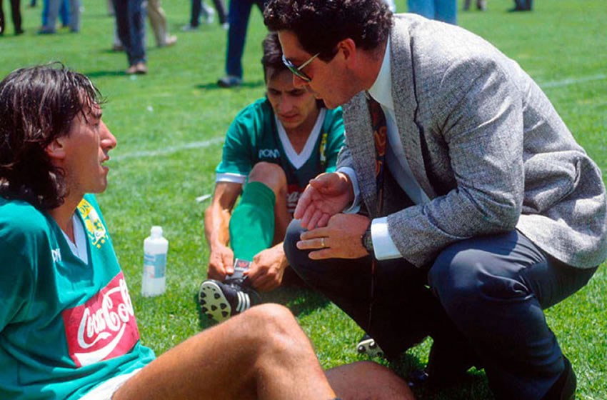 Vucetich, junto a Edgardo Fuentes y atrás Lupe Castañeda, con el León en 1993.
