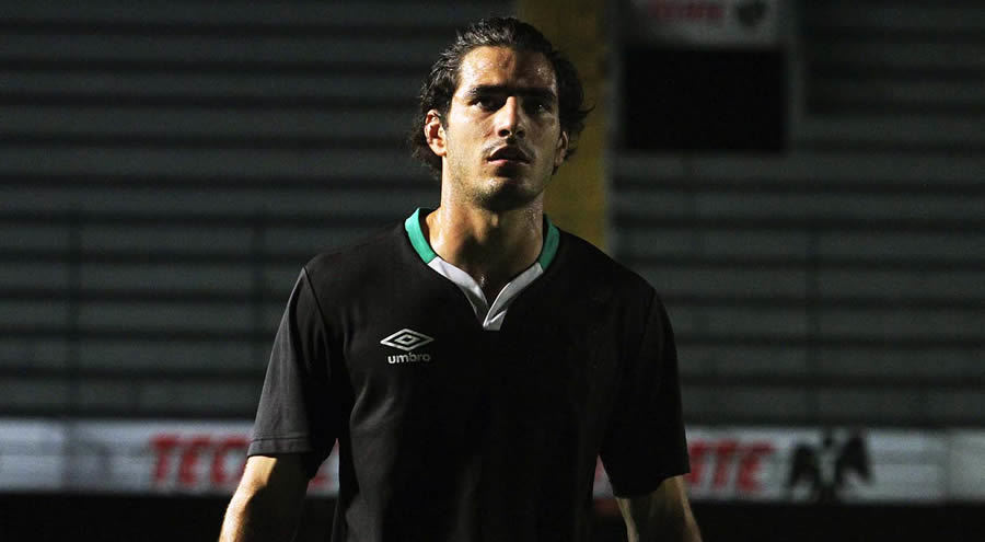 Antonio Briseño firmó tres años con Chivas.