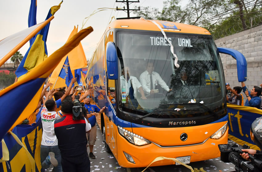 El autobús arribó al Volcán entre bengalas y bombas de humo. (Imago7)