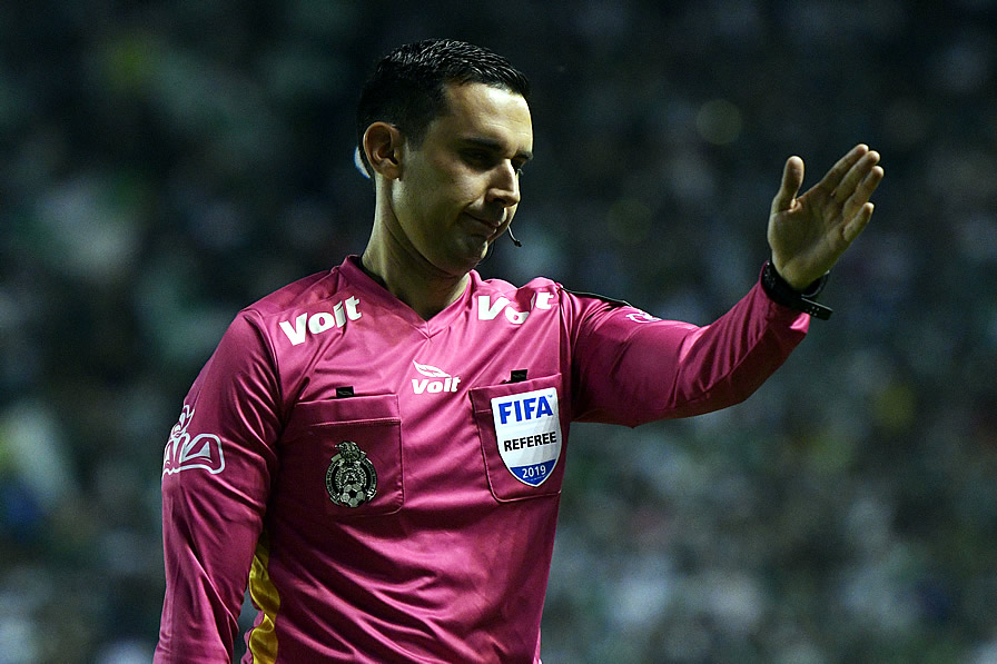 César Ramos se confirma como el mejor silbante en México. (Foto: Imago 7)