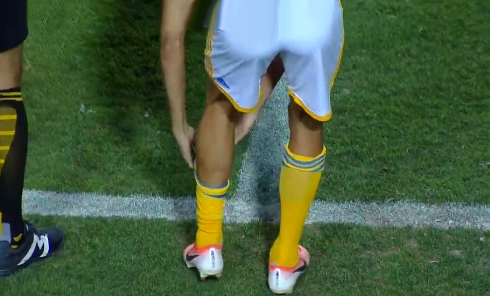 Aquí la muestra de que antes de entrar se estaba apenas acomodando las espinilleras. (foto: Imago 7)